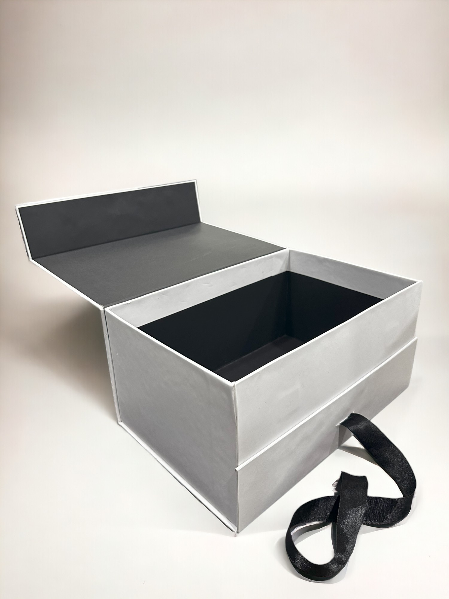 Monochrome Magnetic Box